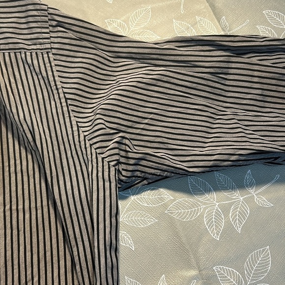 Men’s Calvin Klein Dress Shirt. - Picture 5 of 7